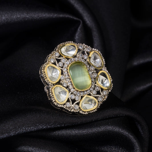 A ZIRCON FINGER RING WITH A GREEN STONE OFFERS A STRIKING, ELEGANT TOUCH WITH ITS VIBRANT COLOR AND SPARKLING BRILLIANCE.