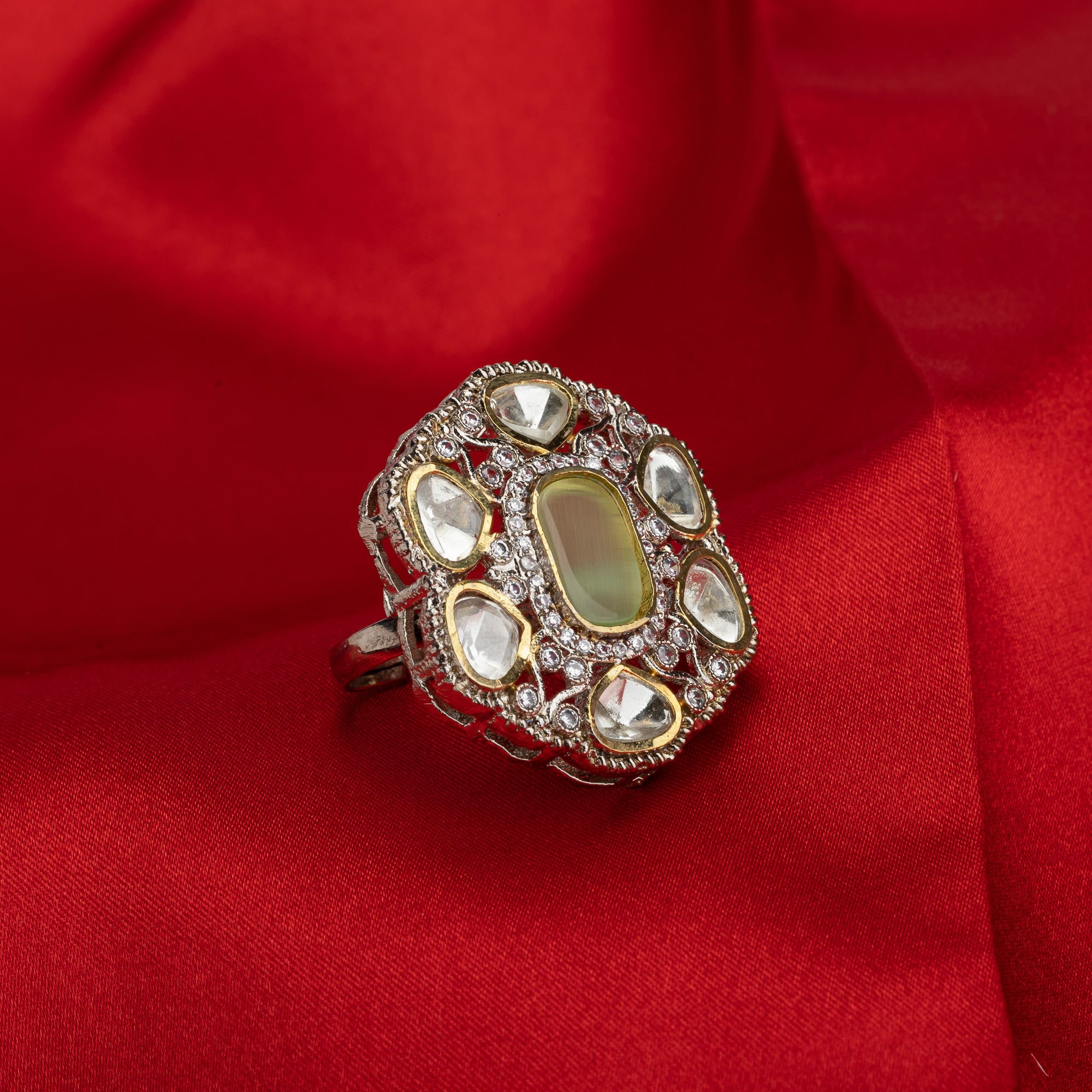 Green zircon finger ring with a sparkling brilliance for a striking, elegant look.
