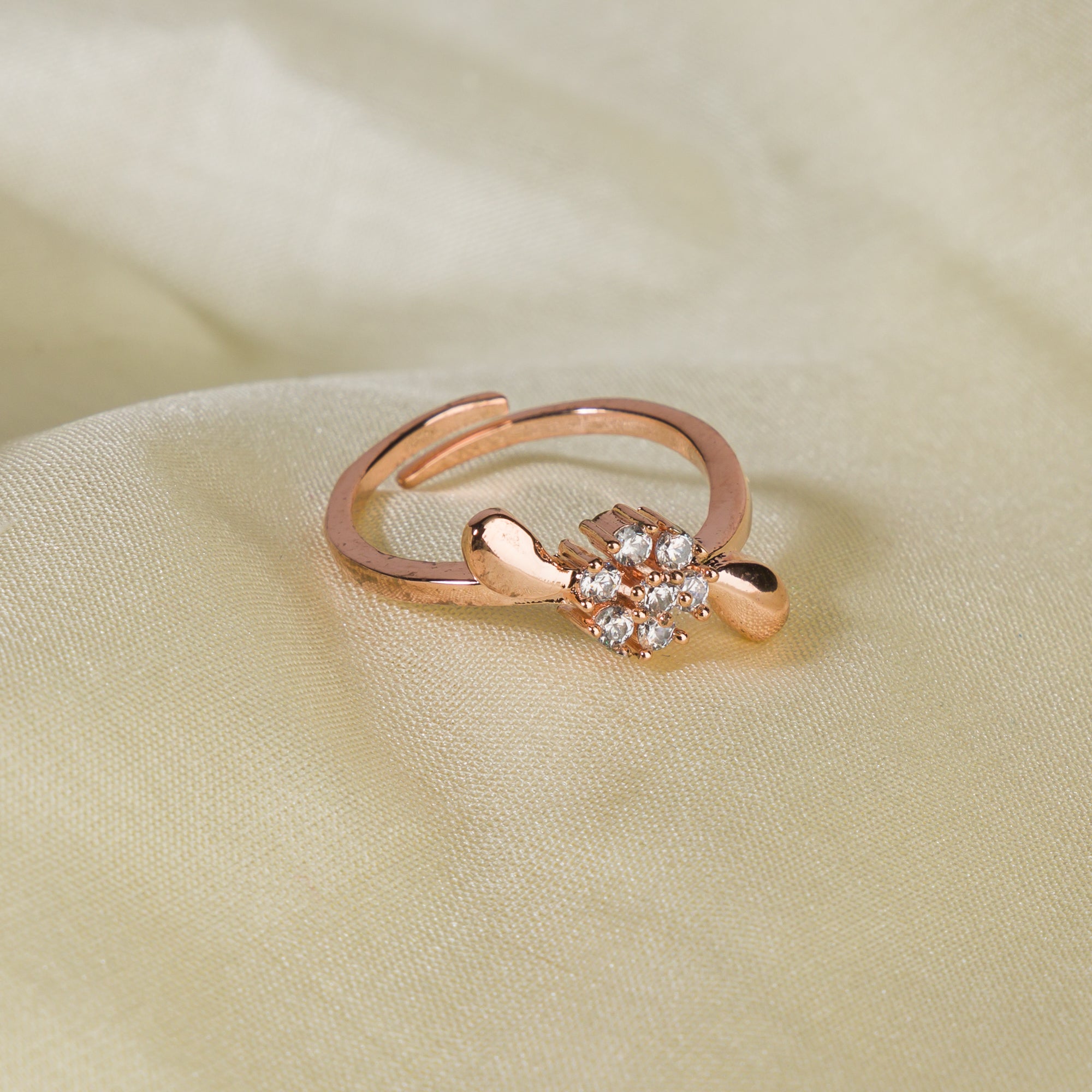  Rose gold flower-shaped zircon finger ring blending delicate design with warmth.
