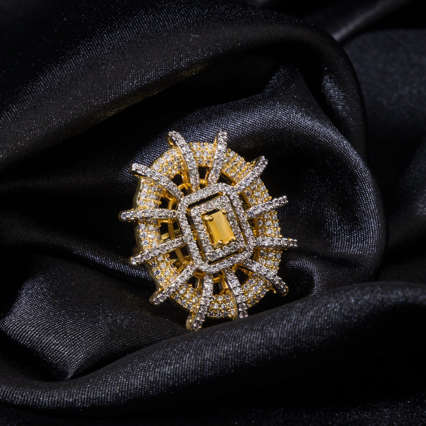 ZIRCON FINGER RING WITH A YELLOW STONE, OFFERING A BRIGHT AND ELEGANT TOUCH.