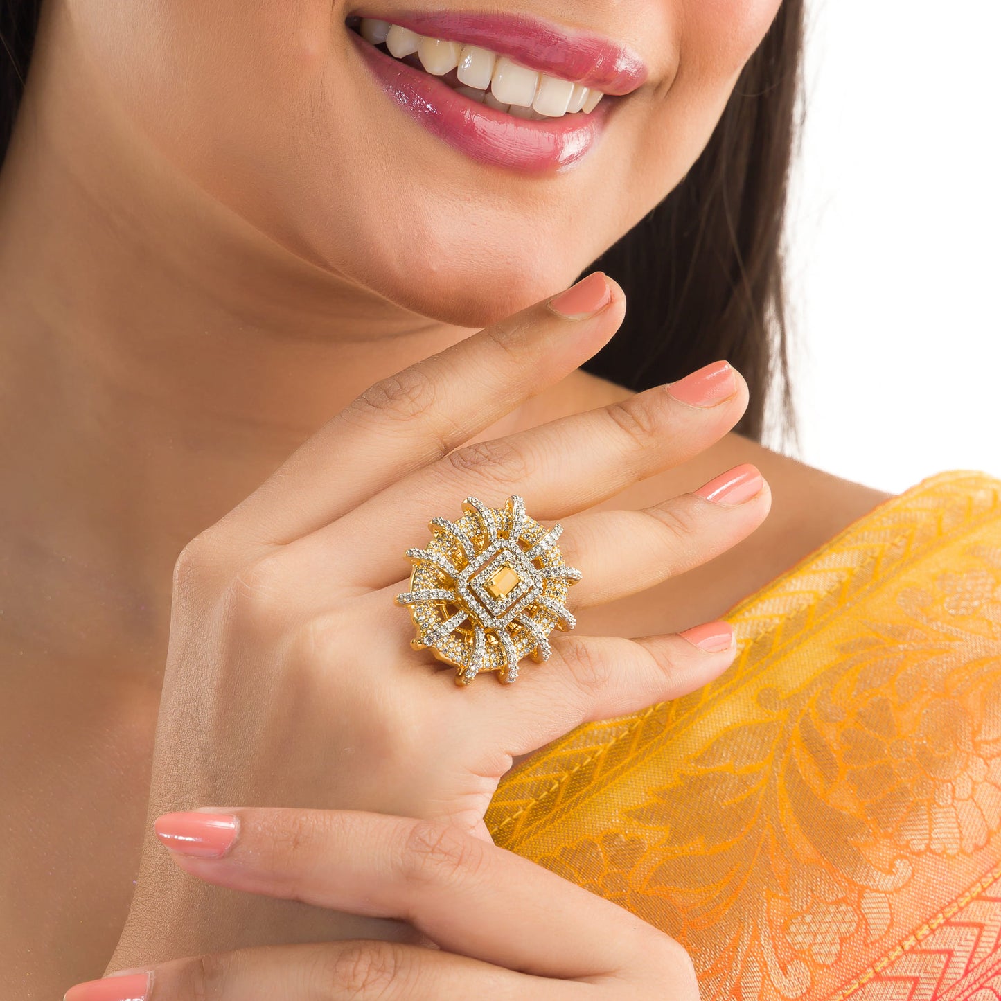 ZIRCON FINGER RING WITH A YELLOW STONE, OFFERING A BRIGHT AND ELEGANT TOUCH.