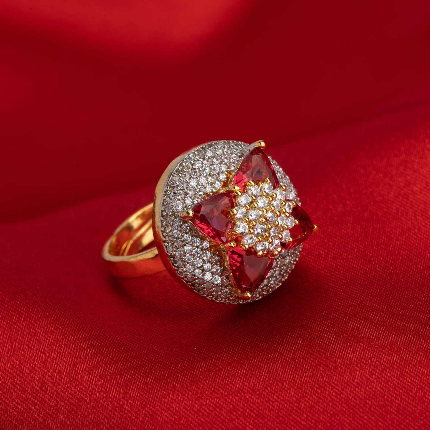 FINGER RING WITH RED AND WHITE ZIRCON STONES IN A FLORAL DESIGN, COMBINING ELEGANCE WITH VIBRANT COLOR.