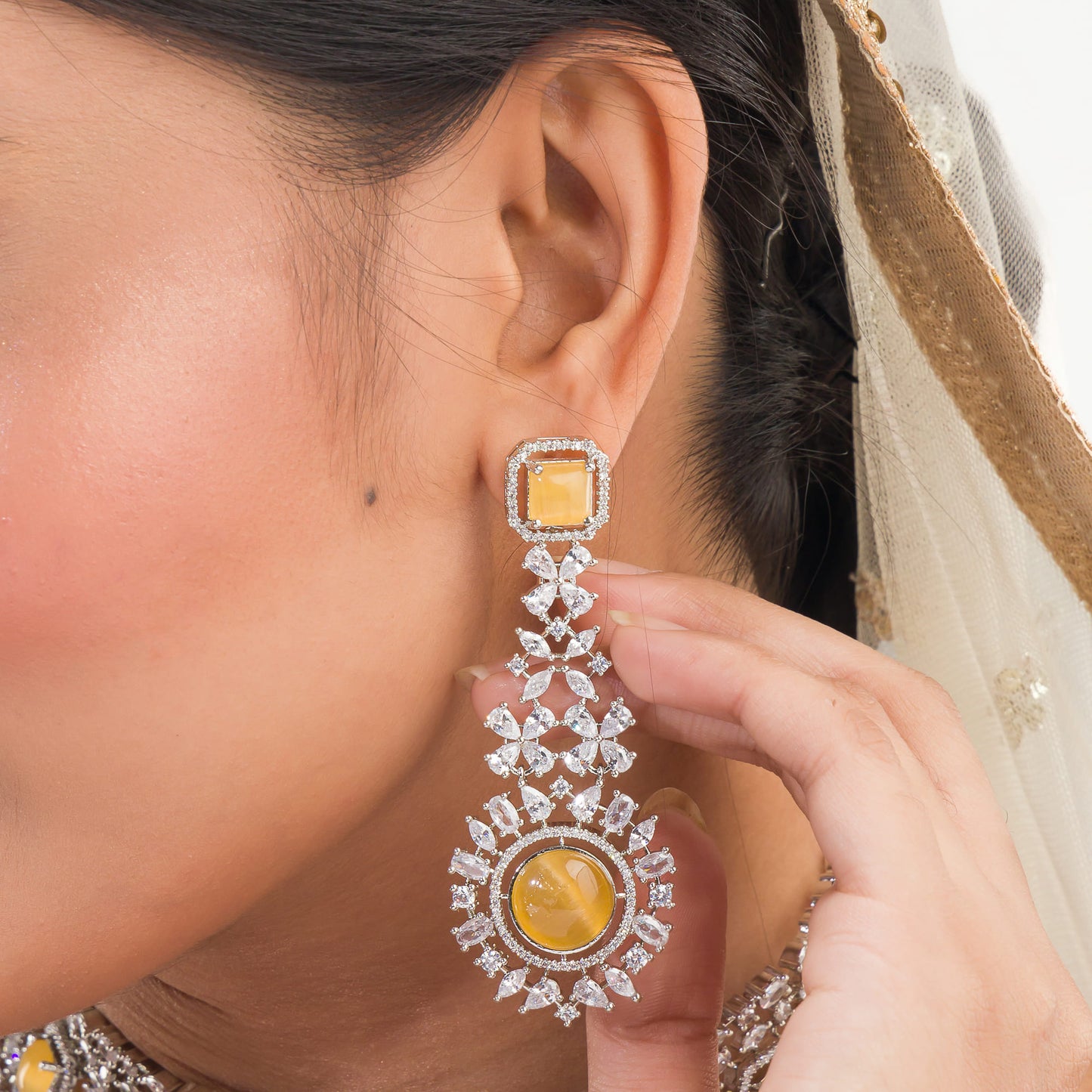 A WHITE ZIRCON-STUDDED NECKLACE SET FEATURES A NECKLACE AND MATCHING EARRINGS