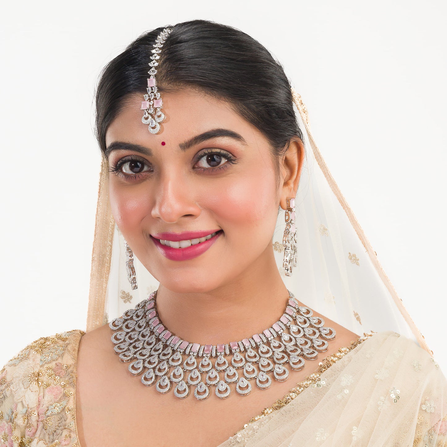 ZIRCON BRIDAL SET FEATURES A DAZZLING NECKLACE ADORNED WITH INTRICATELY DESIGNED STONES, PERFECT FOR A REGAL BRIDAL LOOK