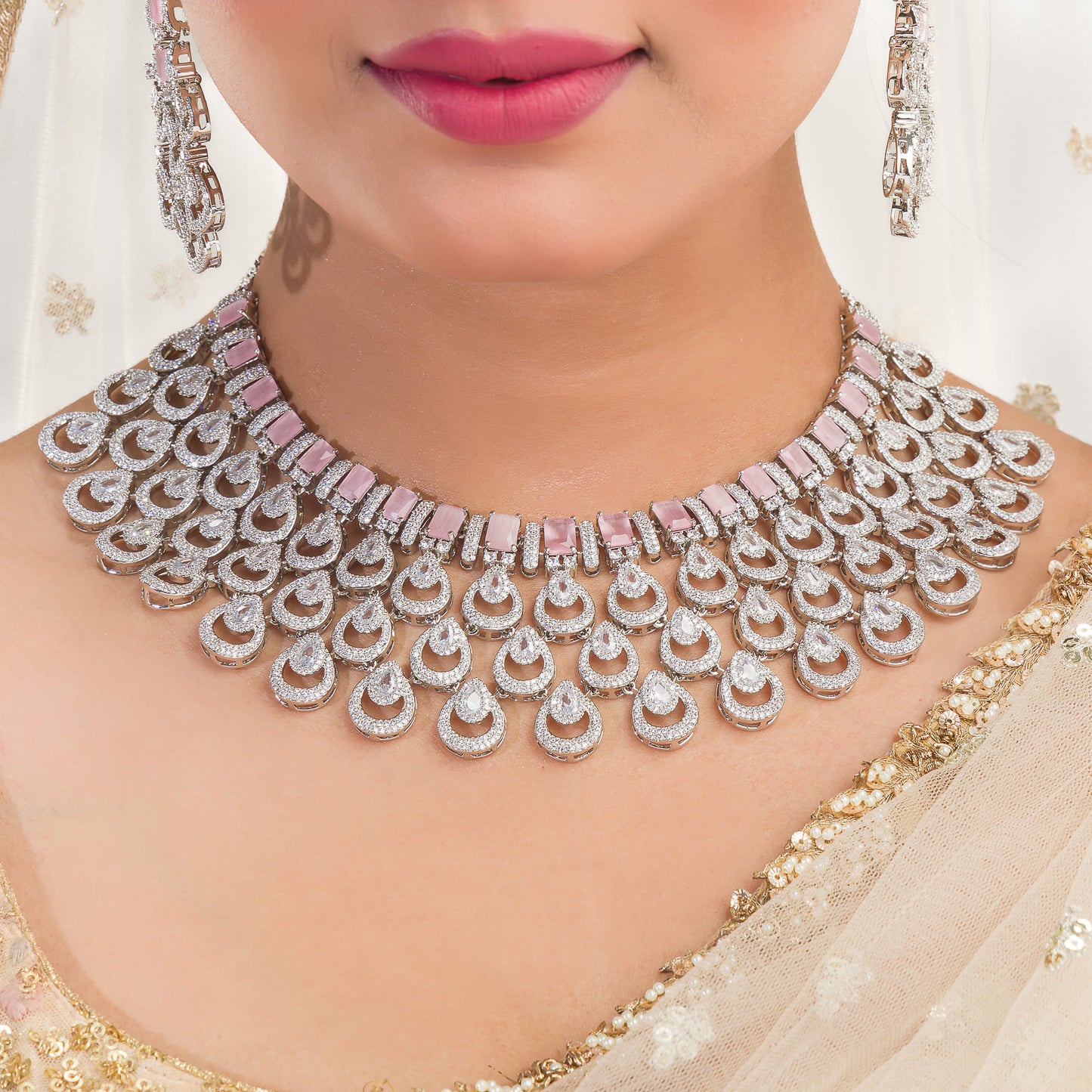 ZIRCON BRIDAL SET FEATURES A DAZZLING NECKLACE ADORNED WITH INTRICATELY DESIGNED STONES, PERFECT FOR A REGAL BRIDAL LOOK