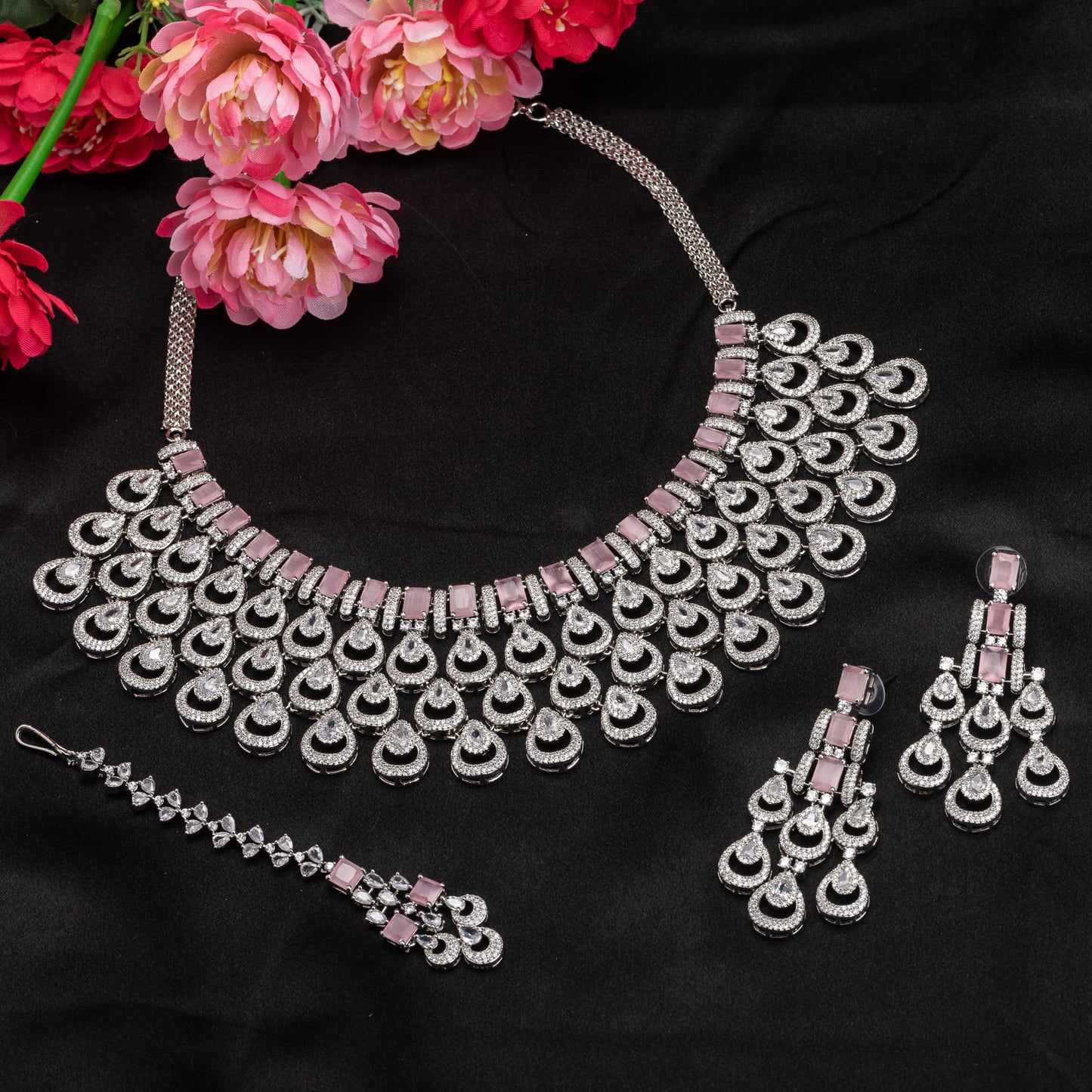 ZIRCON BRIDAL SET FEATURES A DAZZLING NECKLACE ADORNED WITH INTRICATELY DESIGNED STONES, PERFECT FOR A REGAL BRIDAL LOOK