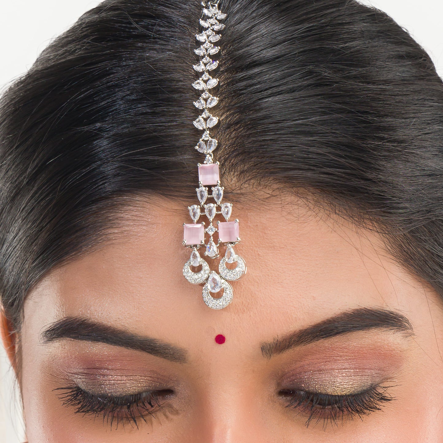 ZIRCON BRIDAL SET FEATURES A DAZZLING NECKLACE ADORNED WITH INTRICATELY DESIGNED STONES, PERFECT FOR A REGAL BRIDAL LOOK