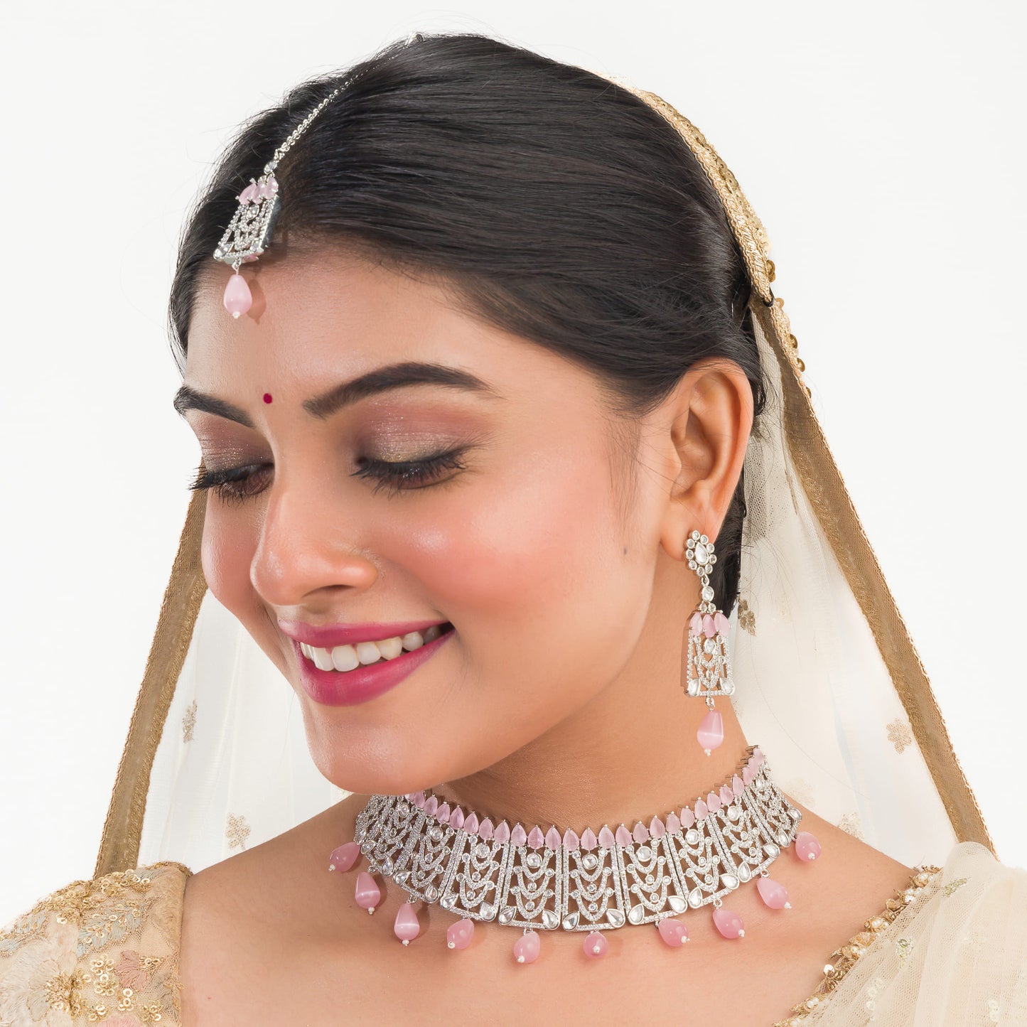 PINK PEARLS AND WHITE ZIRCON-STUDDED BRIDAL SET, INCLUDING CHOKER, EARRINGS, AND MAANGTIKA, FOR AN ELEGANT LOOK.