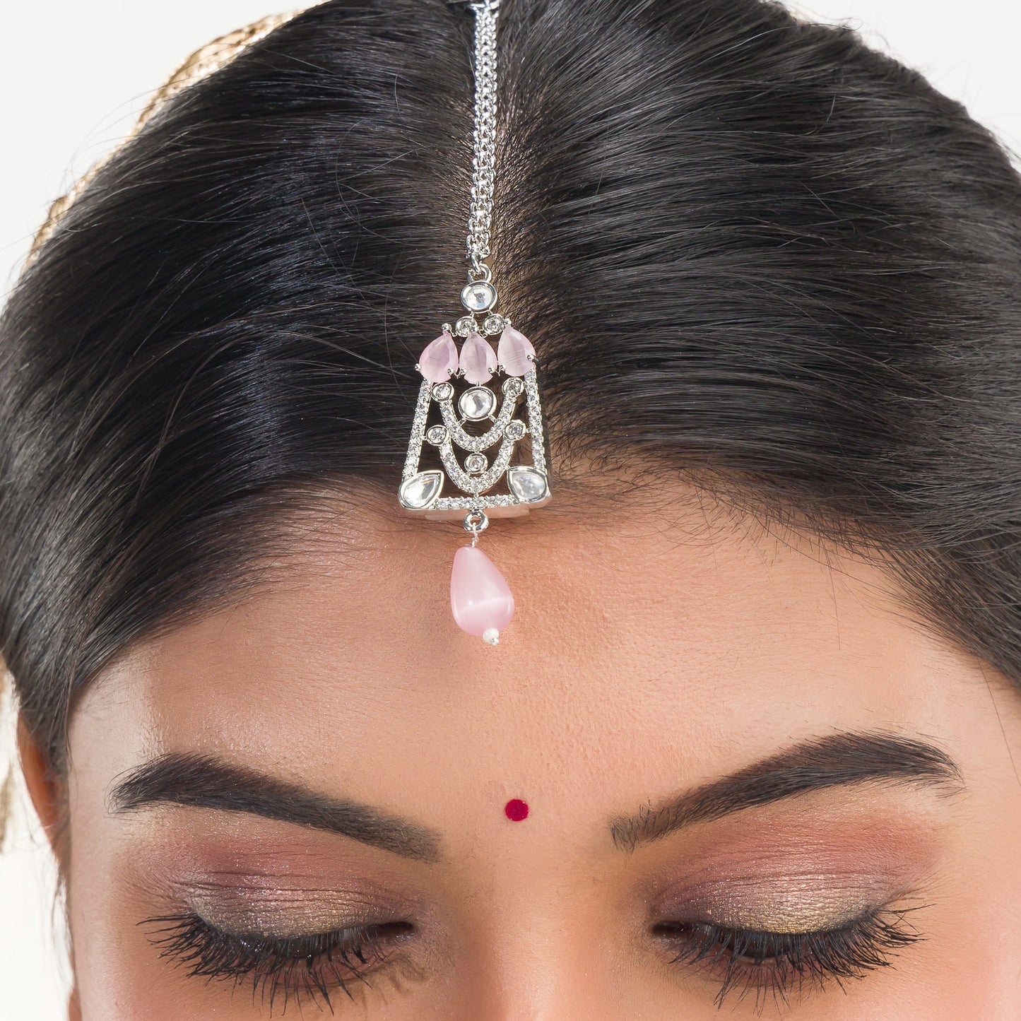 PINK PEARLS AND WHITE ZIRCON-STUDDED BRIDAL SET, INCLUDING CHOKER, EARRINGS, AND MAANGTIKA, FOR AN ELEGANT LOOK.