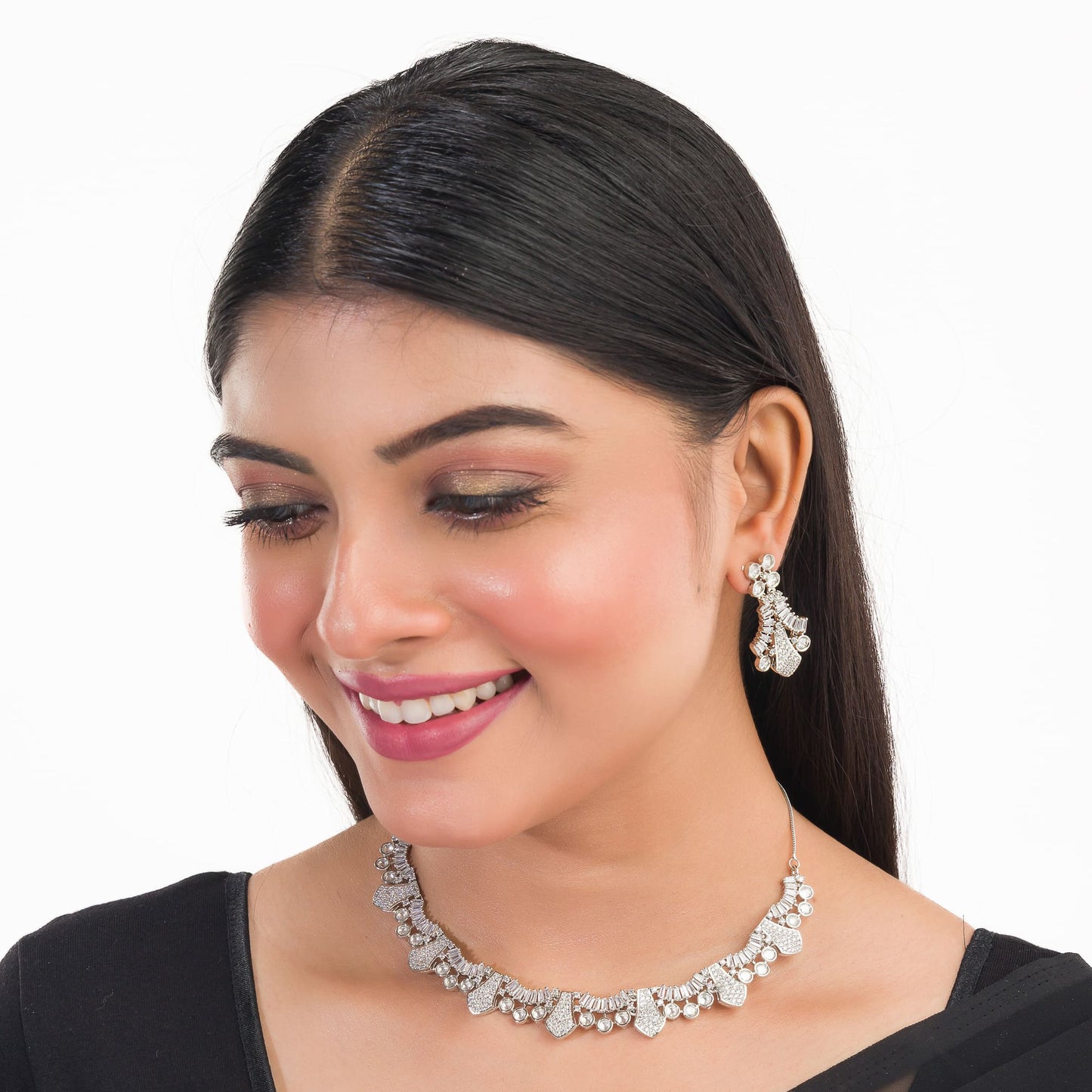 THIS WHITE ZIRCON STONE-STUDDED SHORT NECKLACE SET EXUDES TIMELESS ELEGANCE AND SOPHISTICATION.