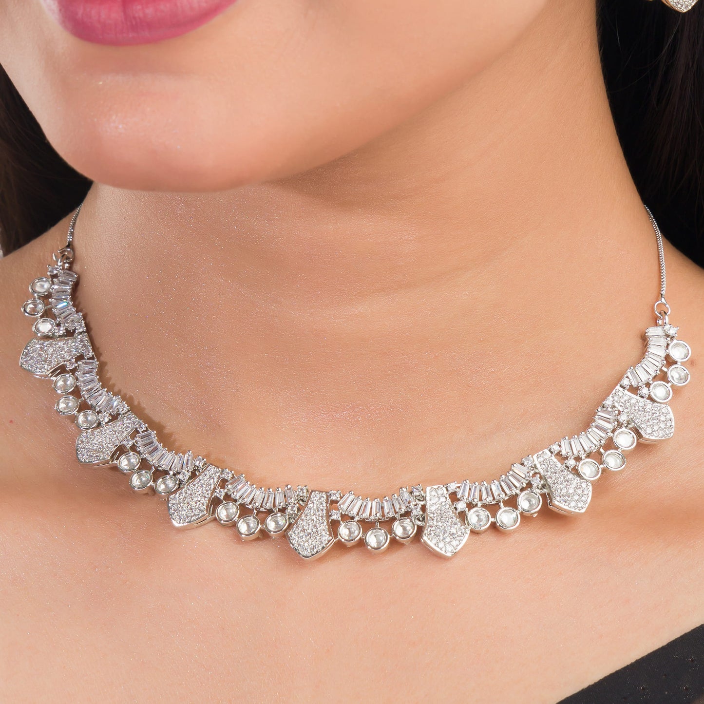 THIS WHITE ZIRCON STONE-STUDDED SHORT NECKLACE SET EXUDES TIMELESS ELEGANCE AND SOPHISTICATION.