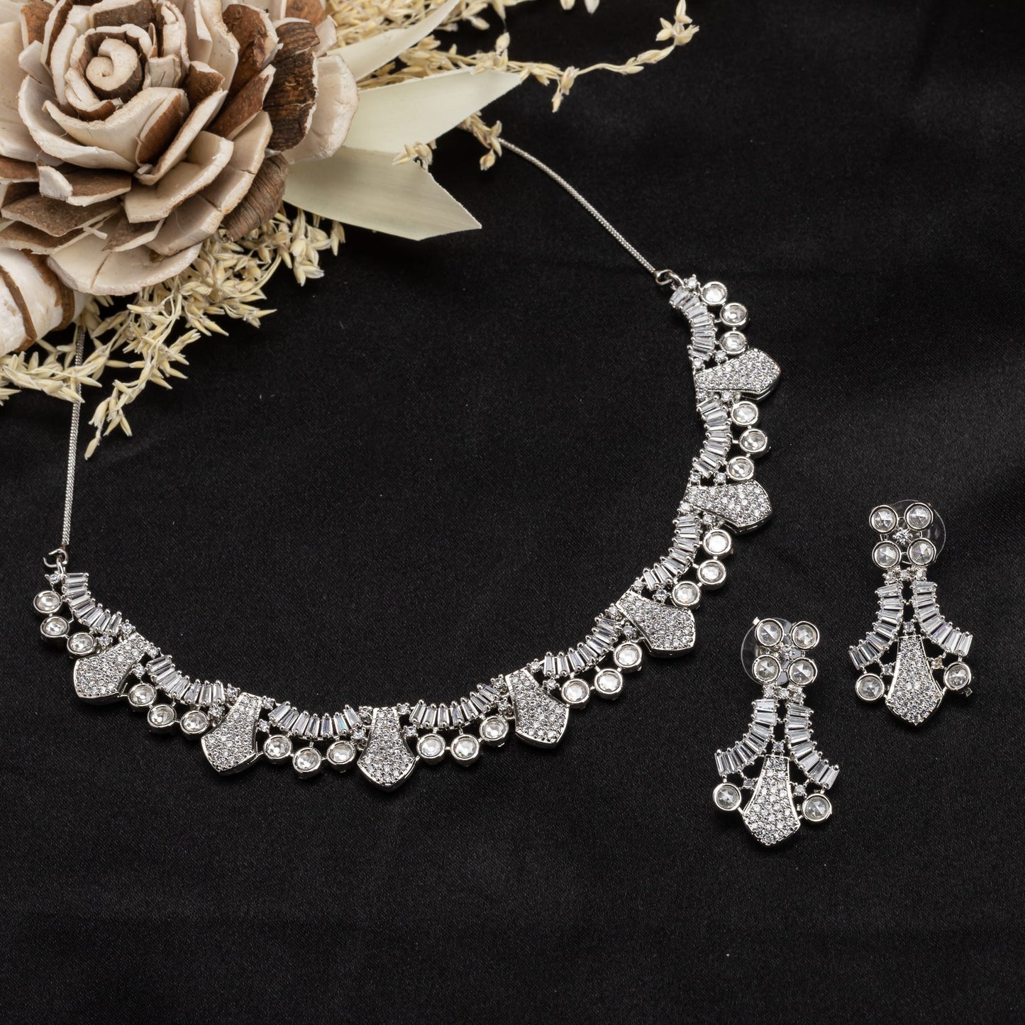 THIS WHITE ZIRCON STONE-STUDDED SHORT NECKLACE SET EXUDES TIMELESS ELEGANCE AND SOPHISTICATION.