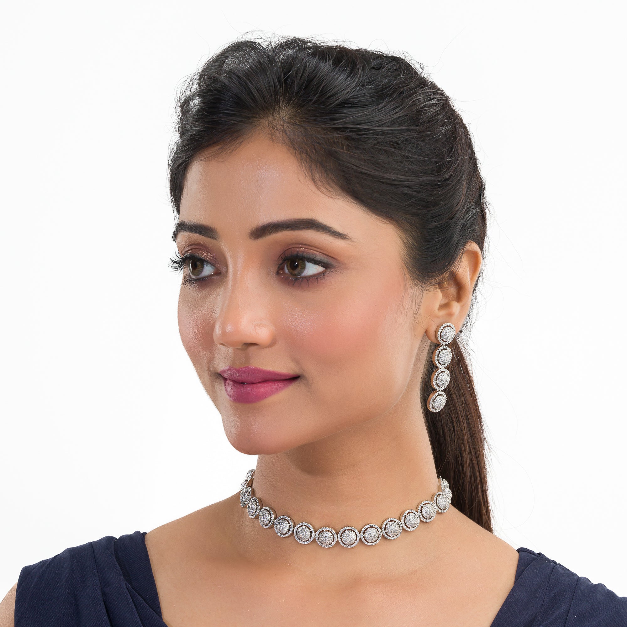 White zircon short necklace set with earrings for a refined and elegant party ensemble.
