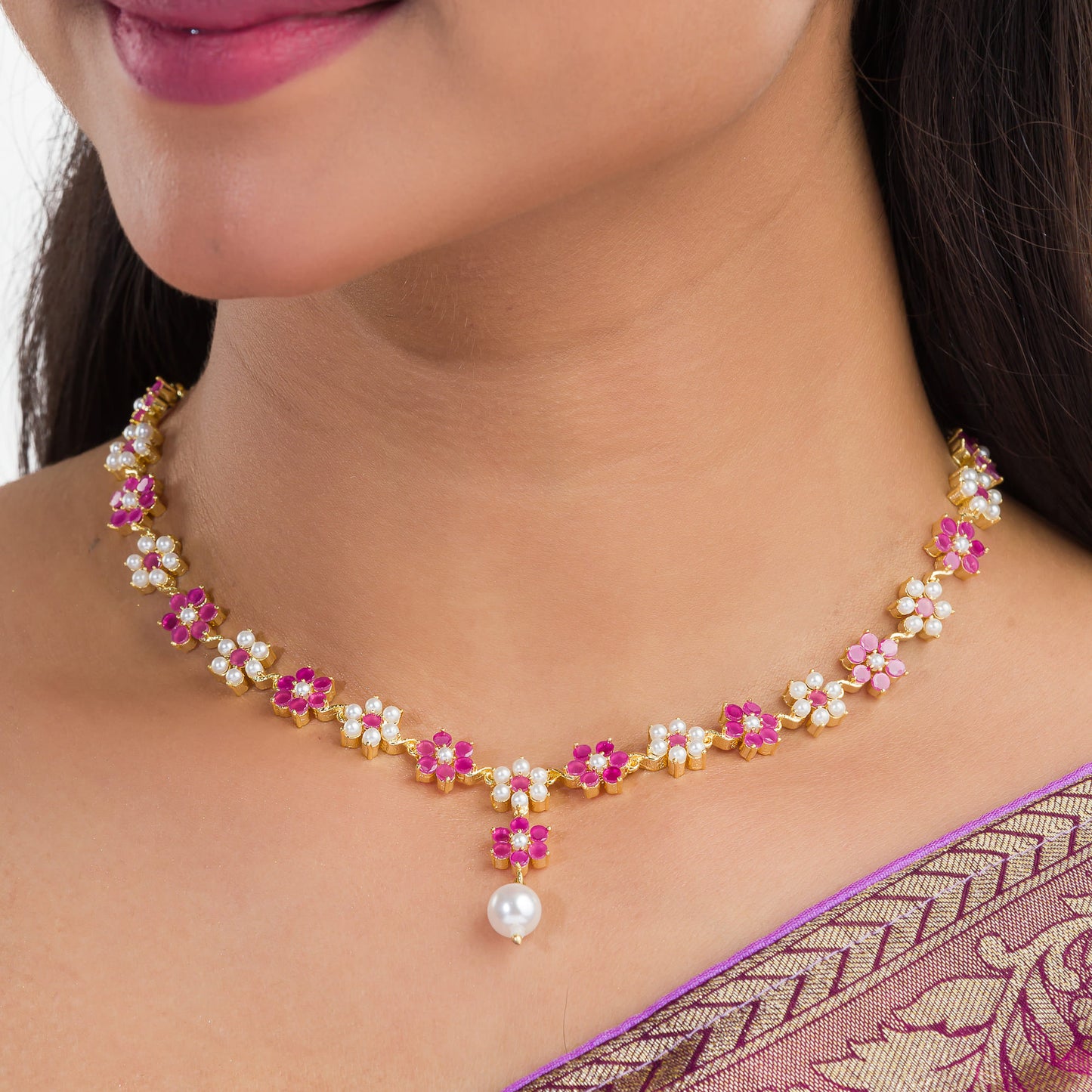 FLORAL DESIGN PEARL NECKLACE SET WITH MATCHING BEAUTIFUL EARRINGS, OFFERING TIMELESS ELEGANCE.