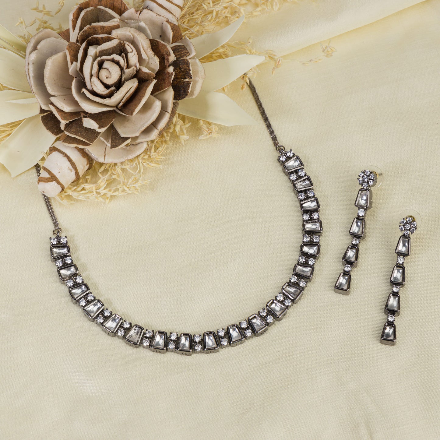 THIS ZIRCON NECKLACE SET FEATURES A STRIKING DESIGN WITH  WHITE STONES, ENHANCED BY A SLEEK BLACK POLISH.