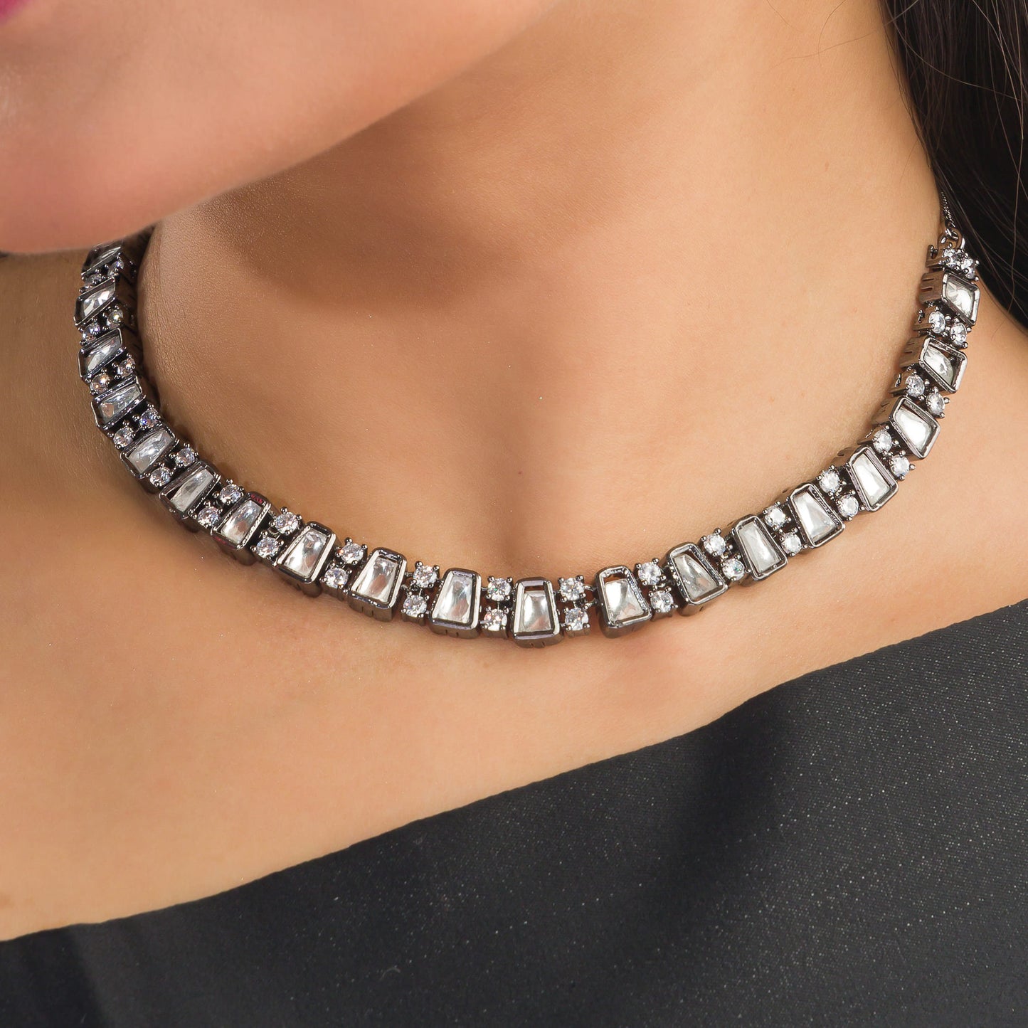 THIS ZIRCON NECKLACE SET FEATURES A STRIKING DESIGN WITH  WHITE STONES, ENHANCED BY A SLEEK BLACK POLISH.