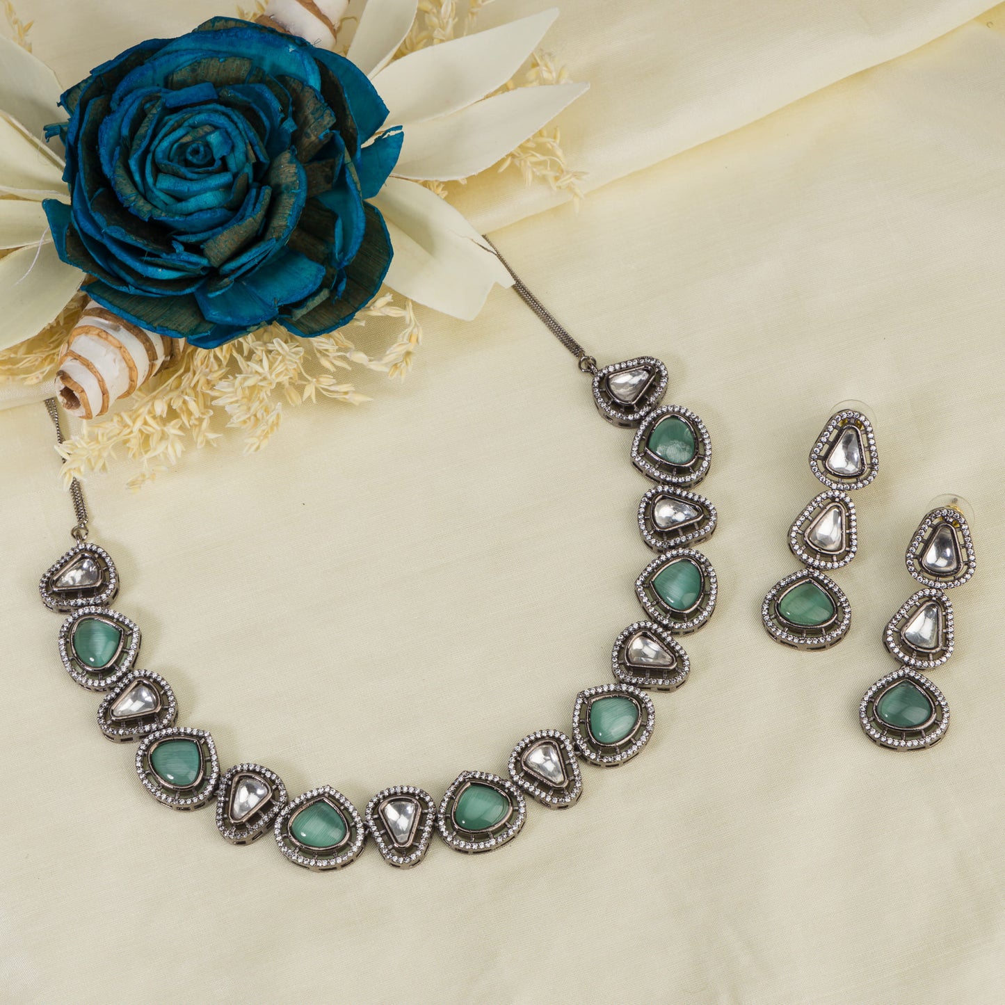 THIS ZIRCON NECKLACE SET FEATURES A STRIKING DESIGN WITH TURQUOISE AND WHITE STONES, ENHANCED BY A SLEEK BLACK POLISH.