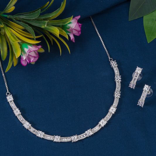 ZIRCON-STUDDED NECKLACE SET, FEATURING A DAZZLING AND REFINED DESIGN.