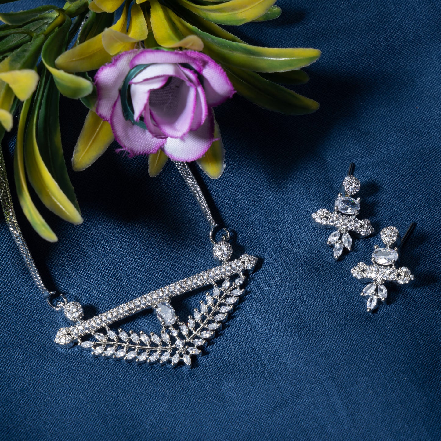 THIS PENDANT SET, ADORNED WITH SPARKLING ZIRCON STONES, OFFERS A REFINED ELEGANCE.