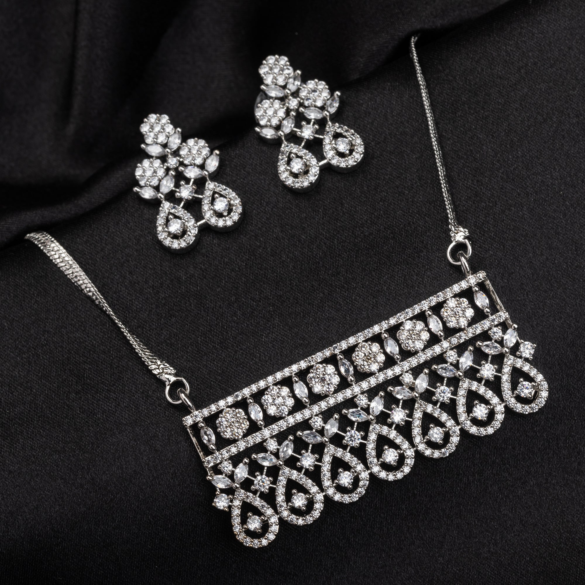  Festive silver zircon pendant set with matching earrings, offering refined elegance and luxury.
