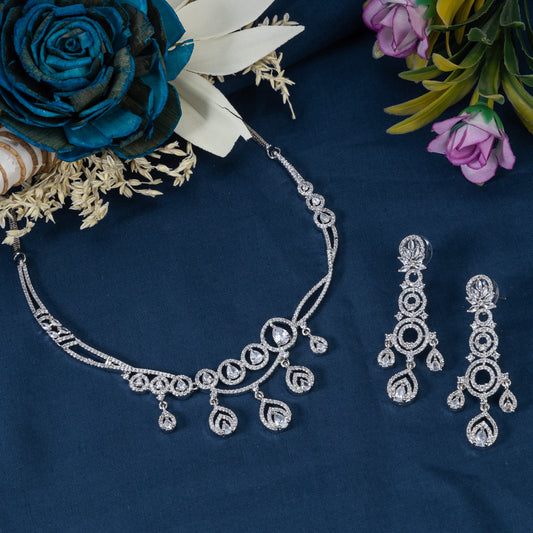 ZIRCON-STUDDED NECKLACE SET, FEATURING A DAZZLING AND REFINED DESIGN.