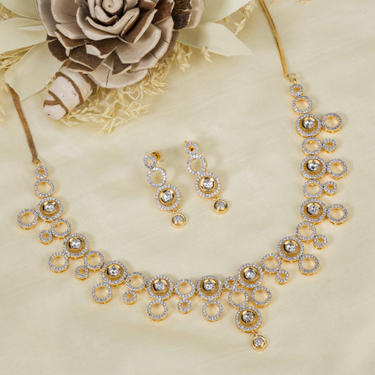 THIS GOLDEN POLISH ZIRCON-STUDDED SHORT NECKLACE SET SHOWCASES A PERFECT BLEND OF LUXURY AND ELEGANCE. THE SET, COMPLETE WITH MATCHING EARRINGS,