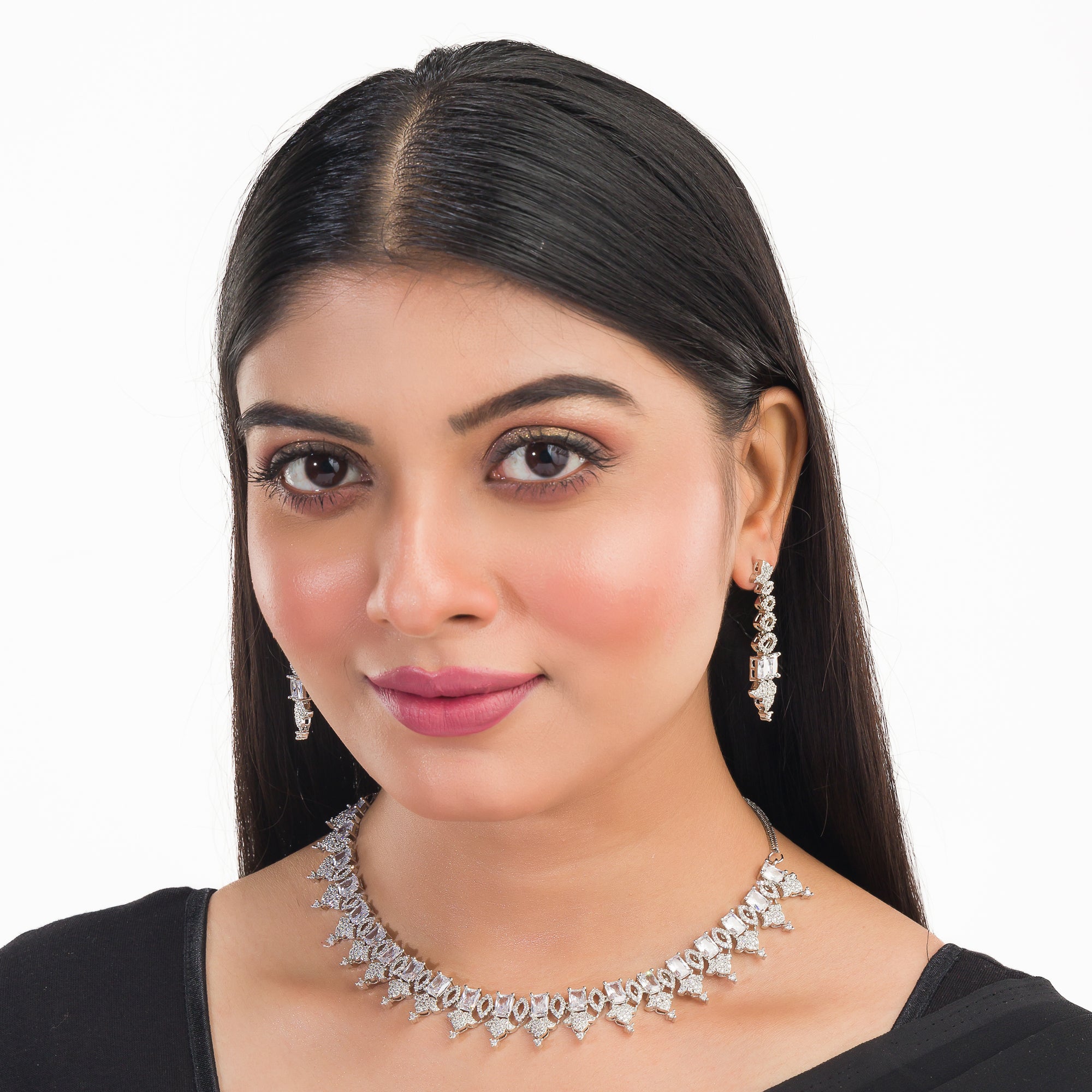 Dazzling zircon-studded silver necklace set with a refined design for parties.
