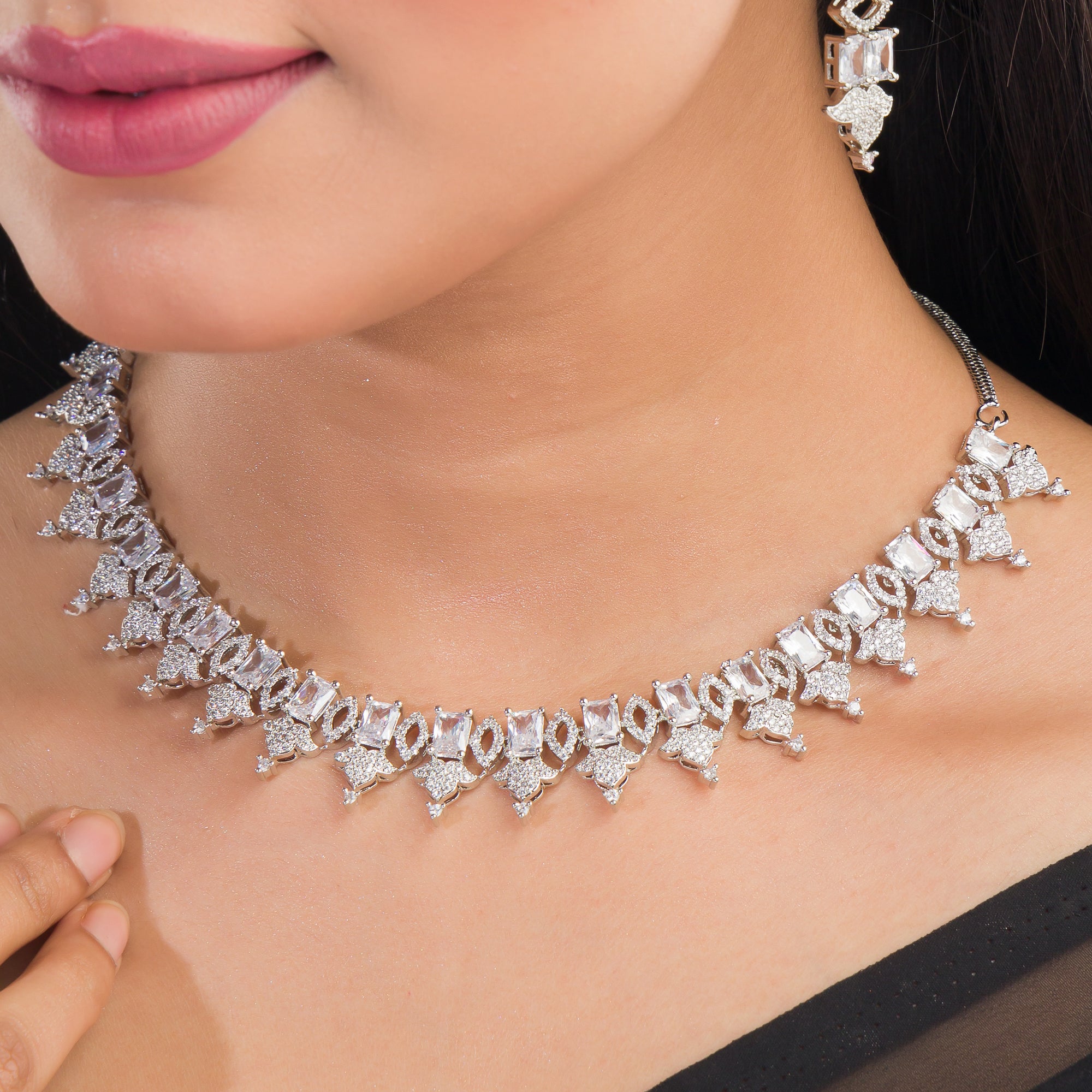 Dazzling zircon-studded silver necklace set with a refined design for parties.
