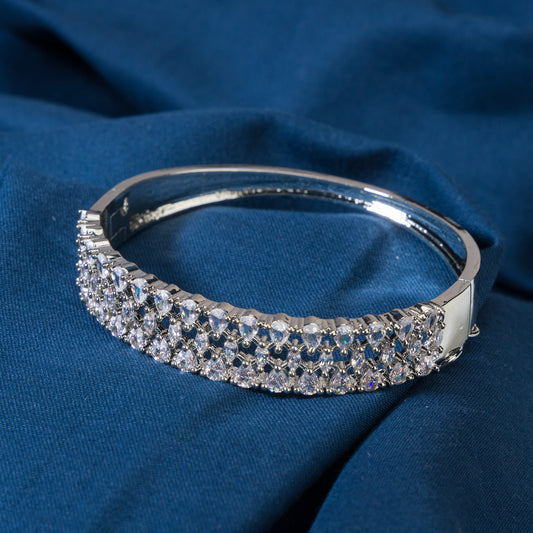 SHINE WITH TIMELESS ELEGANCE IN THIS WHITE ZIRCON-STUDDED BRACELET. ITS SPARKLING STONES OFFER A SOPHISTICATED TOUCH.