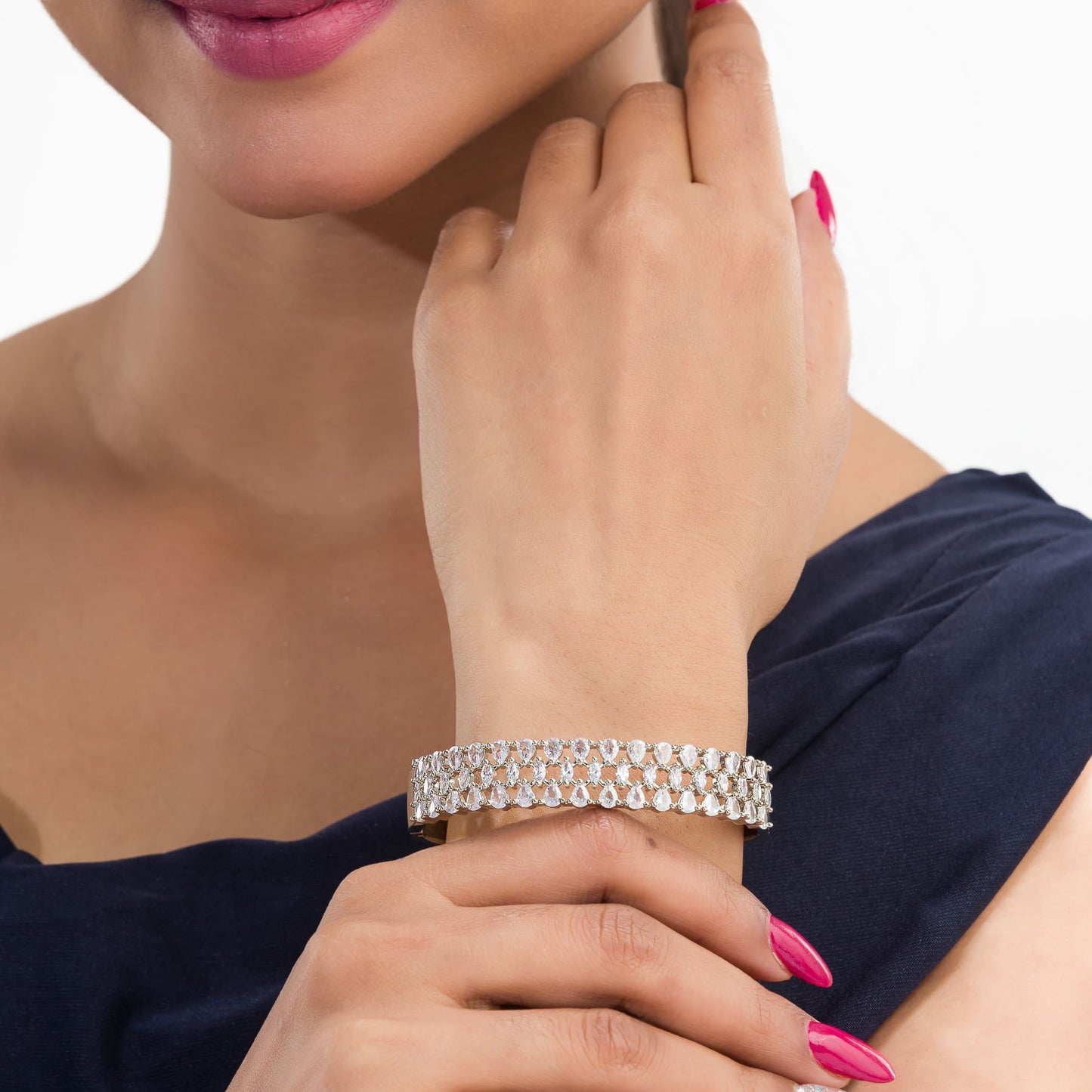 SHINE WITH TIMELESS ELEGANCE IN THIS WHITE ZIRCON-STUDDED BRACELET. ITS SPARKLING STONES OFFER A SOPHISTICATED TOUCH.