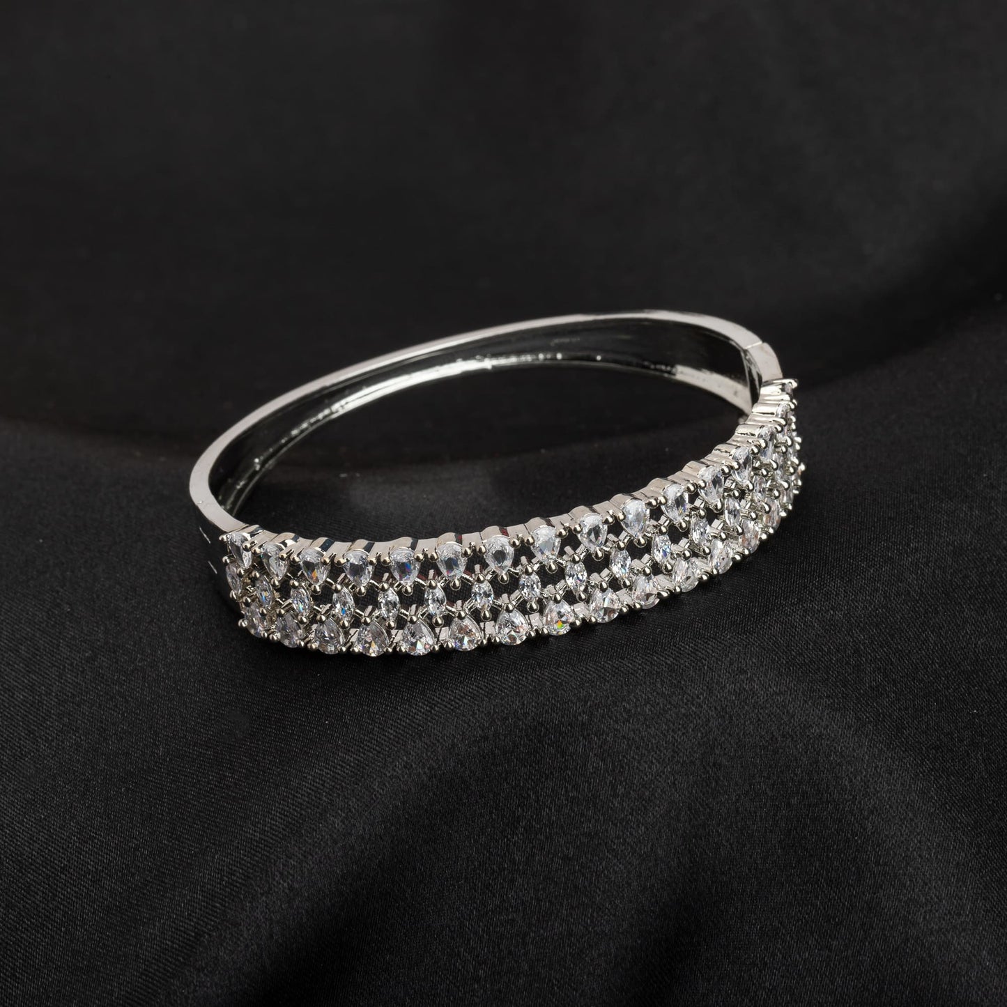 SHINE WITH TIMELESS ELEGANCE IN THIS WHITE ZIRCON-STUDDED BRACELET. ITS SPARKLING STONES OFFER A SOPHISTICATED TOUCH.