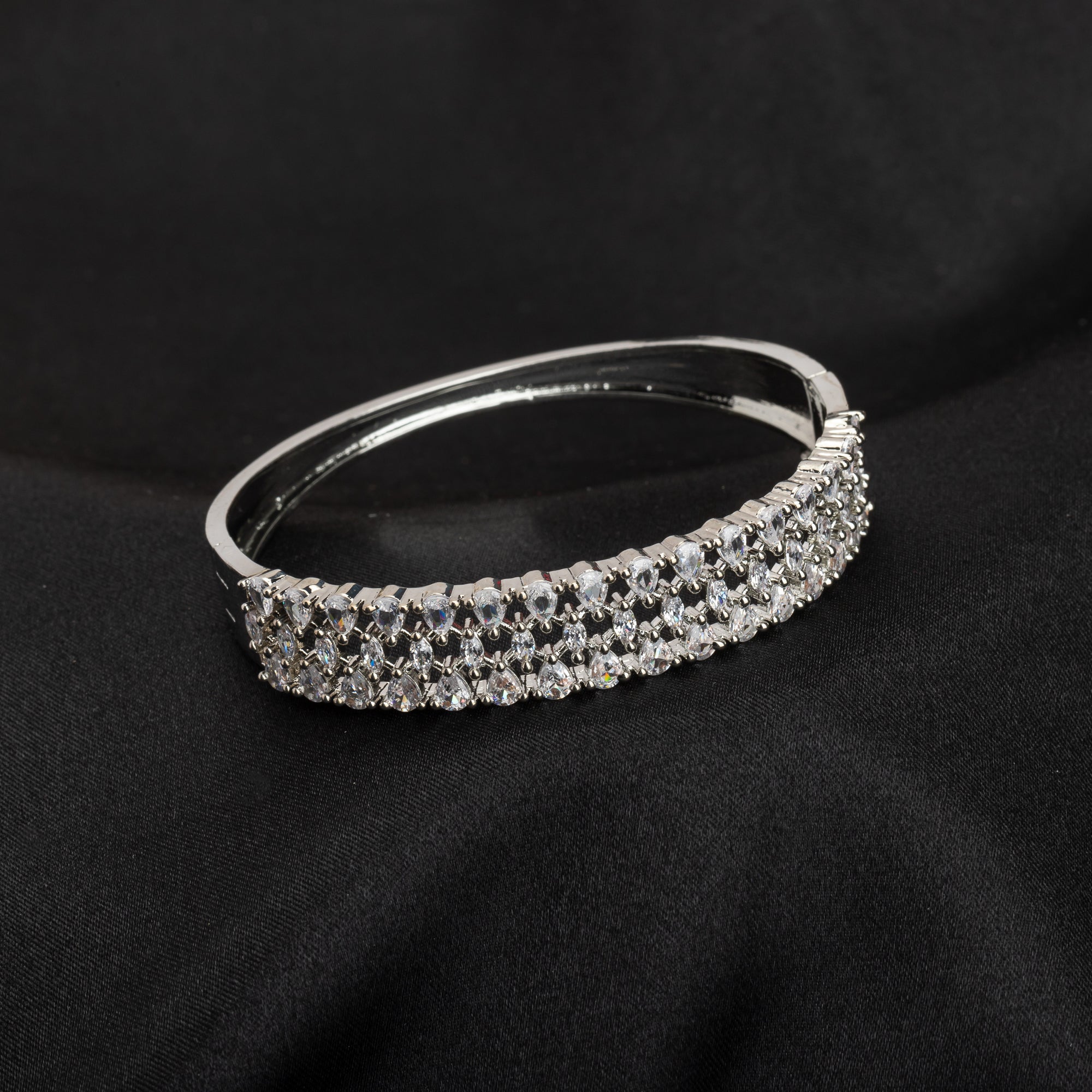 White zircon bracelet with dazzling stones, a sophisticated choice for party elegance.
