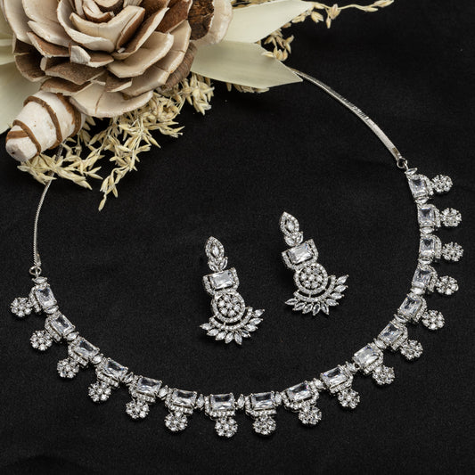 SHINE WITH TIMELESS ELEGANCE IN THIS WHITE ZIRCON-STUDDED NECKLACE. ITS SPARKLING STONES OFFER A SOPHISTICATED TOUCH.