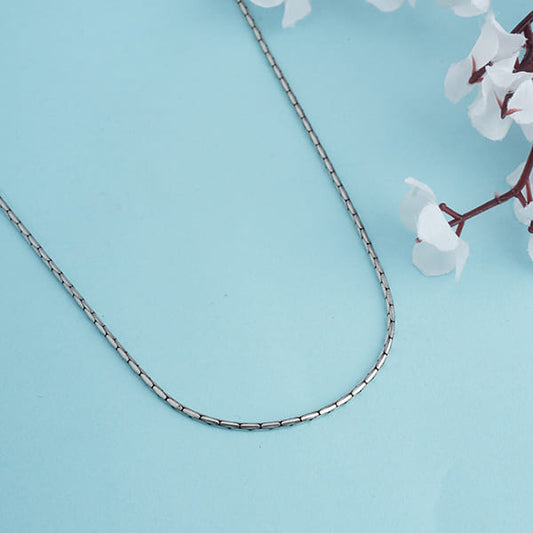 ELEVATE YOUR EVERYDAY LOOK WITH THIS SLEEK 925 STERLING SILVER CHAIN. CRAFTED FROM HIGH-QUALITY SILVER,