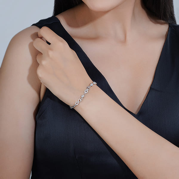 EMBRACE ENDLESS ELEGANCE WITH THIS 925 SILVER BRACELET FEATURING A TIMELESS INFINITY DESIGN. PERFECT FOR EVERYDAY WEAR OR AS A MEANINGFUL GIFT.