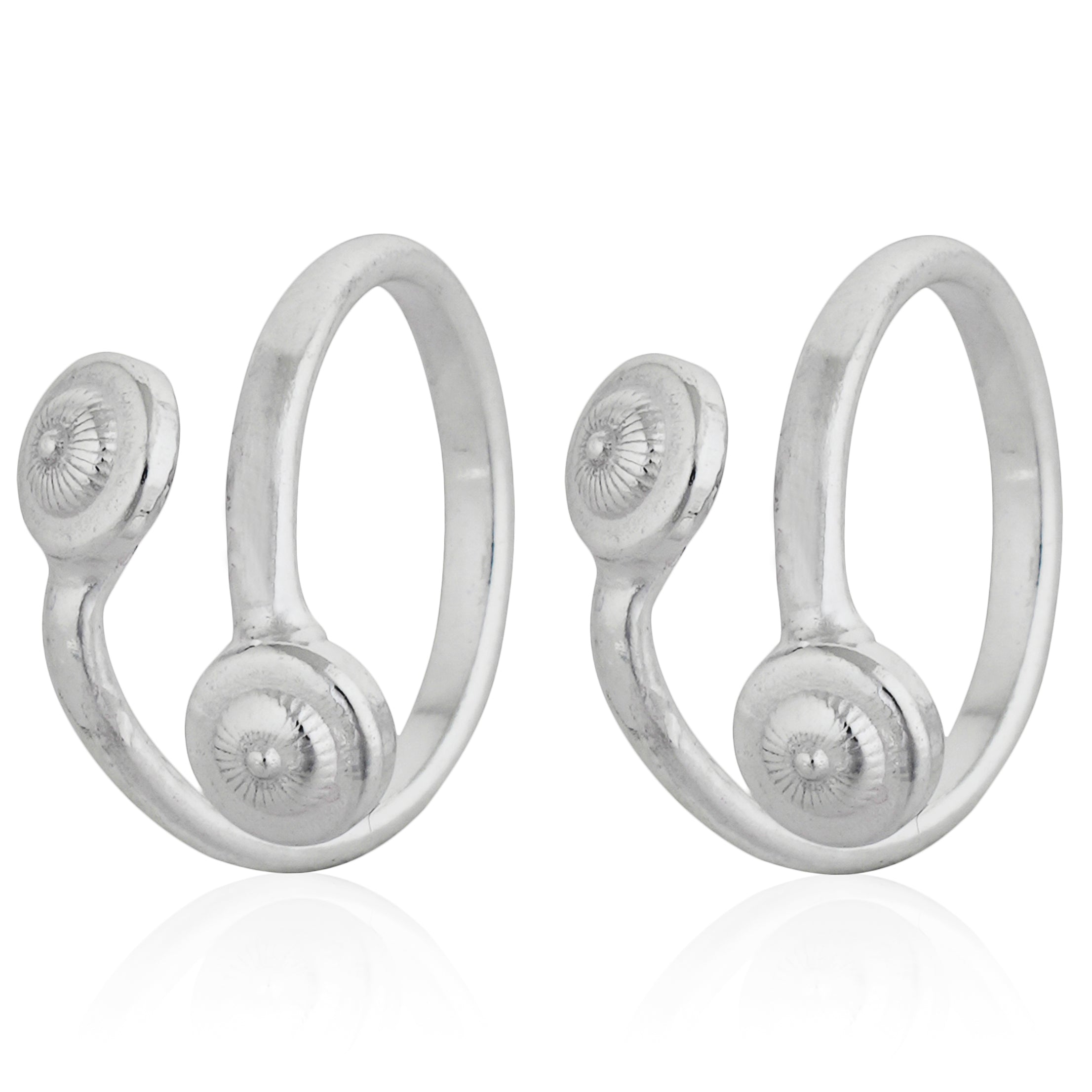 Sleek and timeless 925 silver ring, perfect for everyday elegance and crafted with precision.
