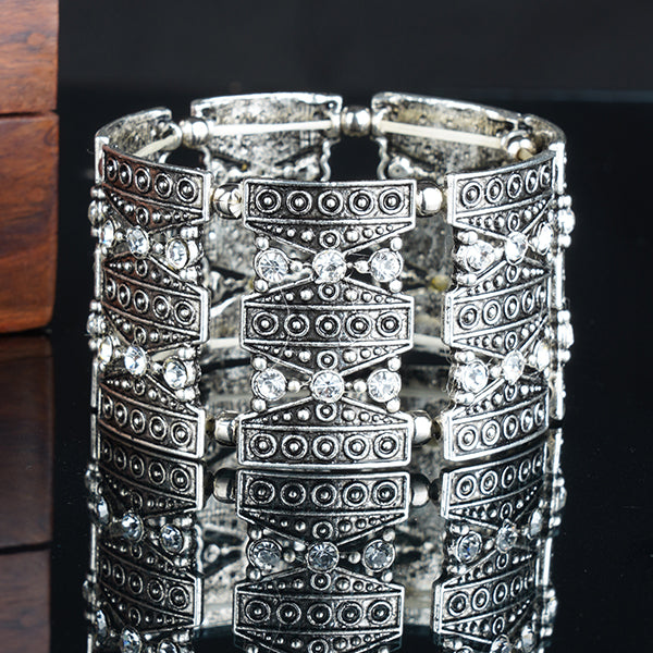 Vintage-style oxidized bracelet with a chic finish, adding charm and character to any outfit.
