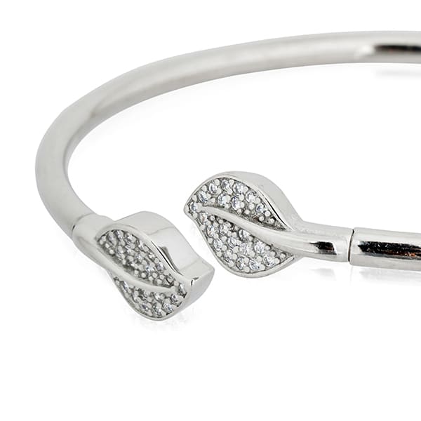 EMBRACE ENDLESS ELEGANCE WITH THIS 925 SILVER BRACELET FEATURING BEAUTIFUL DESIGNS. PERFECT FOR EVERYDAY WEAR