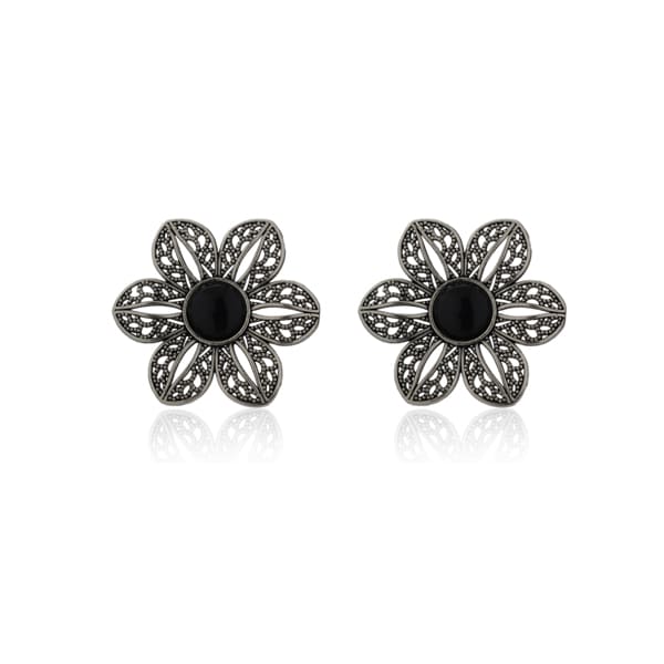 EMBRACE VINTAGE CHARM WITH THIS FLORAL DESIGN OXIDIZED FINGER RING. ITS INTRICATE FLORAL PATTERNS AND ANTIQUE FINISH .