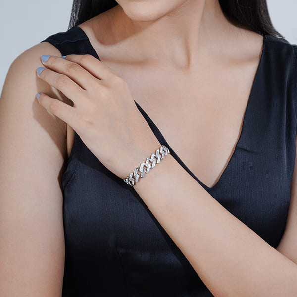 DISCOVER VERSATILE STYLE WITH THIS UNISEX 925 SILVER BRACELET, ADORNED WITH DAZZLING ZIRCON STUDS.