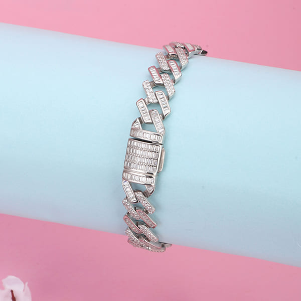 DISCOVER VERSATILE STYLE WITH THIS UNISEX 925 SILVER BRACELET, ADORNED WITH DAZZLING ZIRCON STUDS.