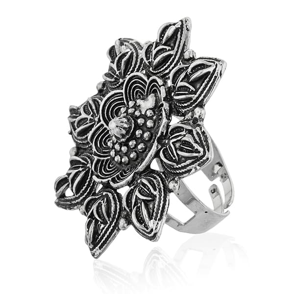 EMBRACE VINTAGE CHARM WITH THIS FLORAL DESIGN OXIDIZED FINGER RING. ITS INTRICATE FLORAL PATTERNS AND ANTIQUE FINISH .