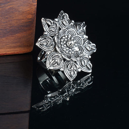 EMBRACE VINTAGE CHARM WITH THIS FLORAL DESIGN OXIDIZED FINGER RING. ITS INTRICATE FLORAL PATTERNS AND ANTIQUE FINISH .