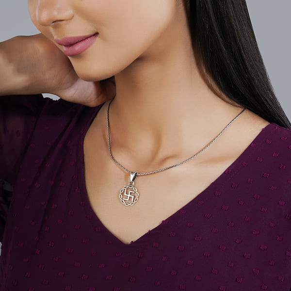 925 SILVER PENDANT SET WITH SWASTIK DESIGN, FEATURING INTRICATE CRAFTSMANSHIP AND ELEGANT APPEAL.