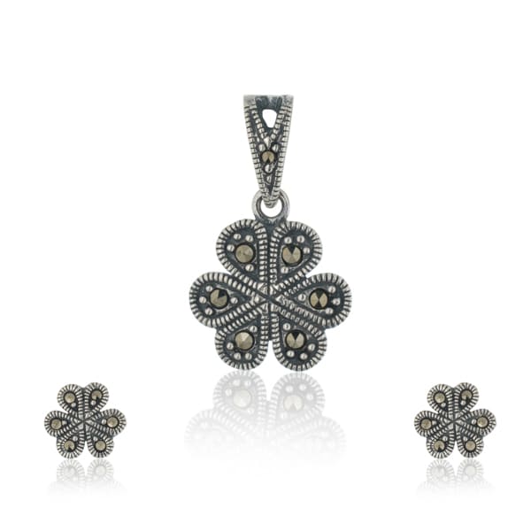 STUNNING 925 STERLING SILVER PENDANT AND EARRINGS SET FEATURING AN INTRICATE FLORAL DESIGN, EXUDING TIMELESS ELEGANCE.