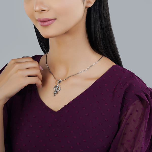 925 SILVER PENDANT CRAFTED WITH TRISUL AND DAMRU DESIGN, REFLECTING CULTURAL AND SPIRITUAL SIGNIFICANCE.