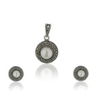 925 silver pendant set with pearls and matching earrings, offering timeless elegance and charm.
