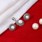 925 silver pendant set with pearls and matching earrings, offering timeless elegance and charm.
