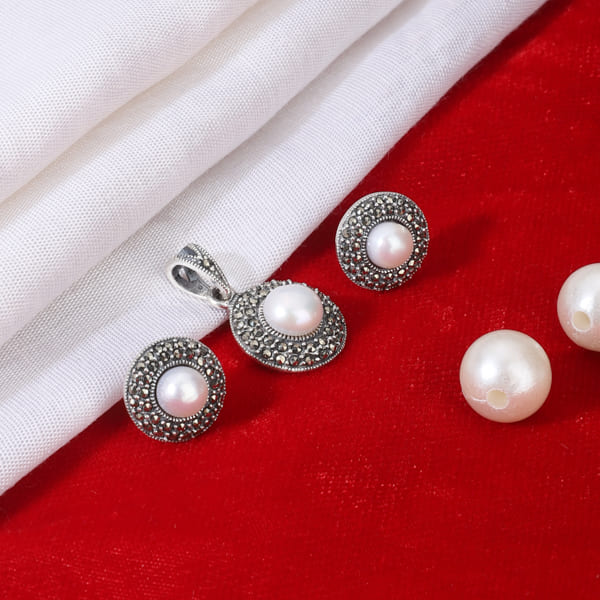 925 SILVER PENDANT SET STUDDED WITH PEARLS, INCLUDING MATCHING EARRINGS, OFFERING ELEGANCE AND SOPHISTICATION.