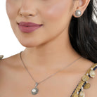 925 silver pendant set with pearls and matching earrings, offering timeless elegance and charm.
